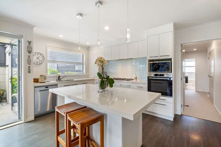 Photo of property in 2 Paradise Point Place, One Tree Point, 0118