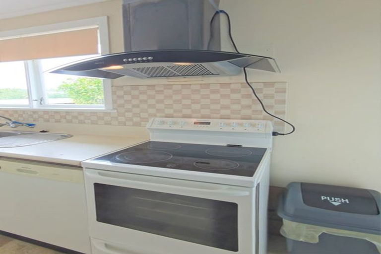 Photo of property in 228 Whitney Street, Blockhouse Bay, Auckland, 0600