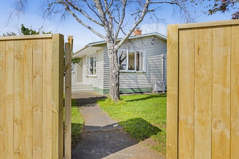 Photo of property in 27 Reid Avenue, Hawera, 4610