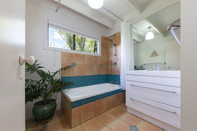 Photo of property in 46 Rayner Road, Piha, New Lynn, 0772