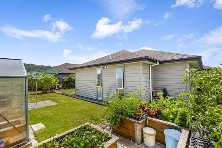 Photo of property in 17 Larmer Drive, Kumeu, 0810