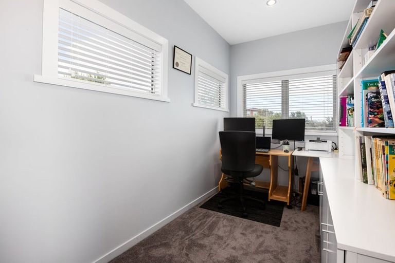 Photo of property in 5 Seascape View, Paremata, Porirua, 5024