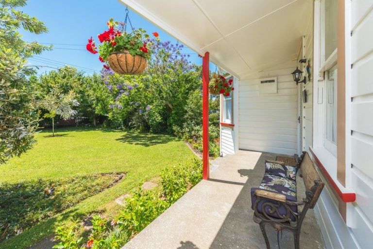 Photo of property in 21 Weraroa Road, Waverley, 4510