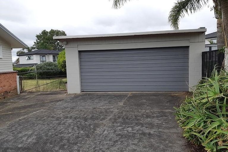 Photo of property in 28 Ussher Place, Pakuranga Heights, Auckland, 2010