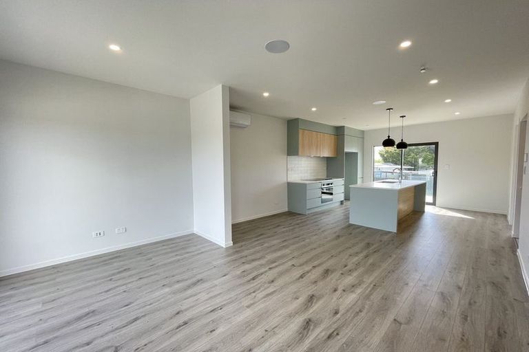 Photo of property in 5/107 Hobsonville Road, West Harbour, Auckland, 0618