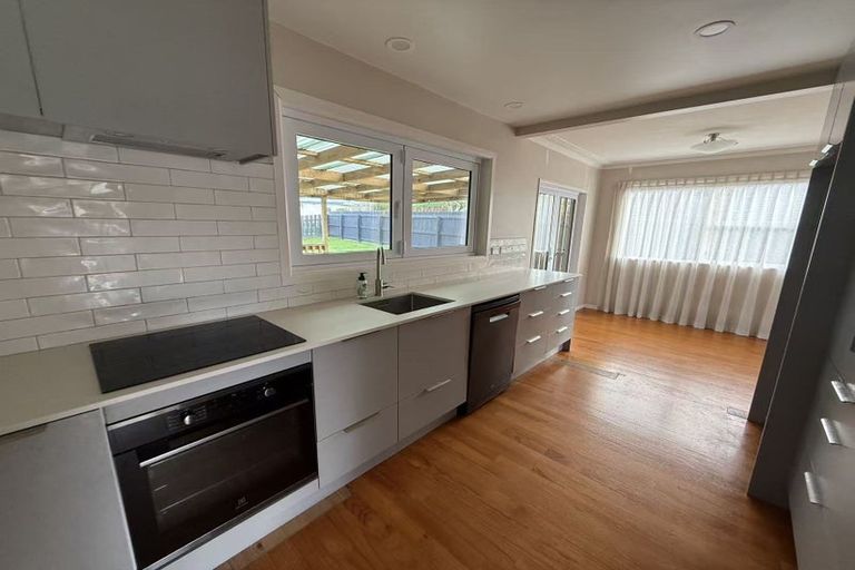 Photo of property in 69 La Rosa Street, Green Bay, Auckland, 0604