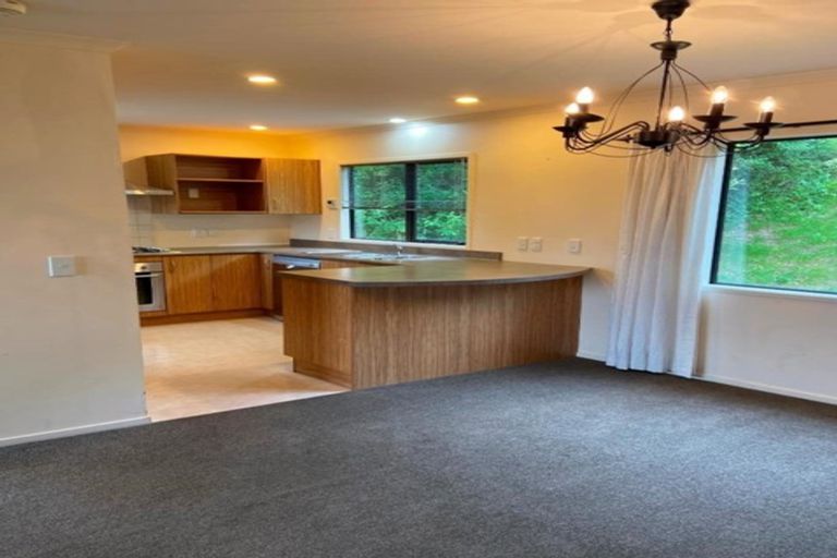 Photo of property in 39 Dress Circle, Newlands, Wellington, 6037