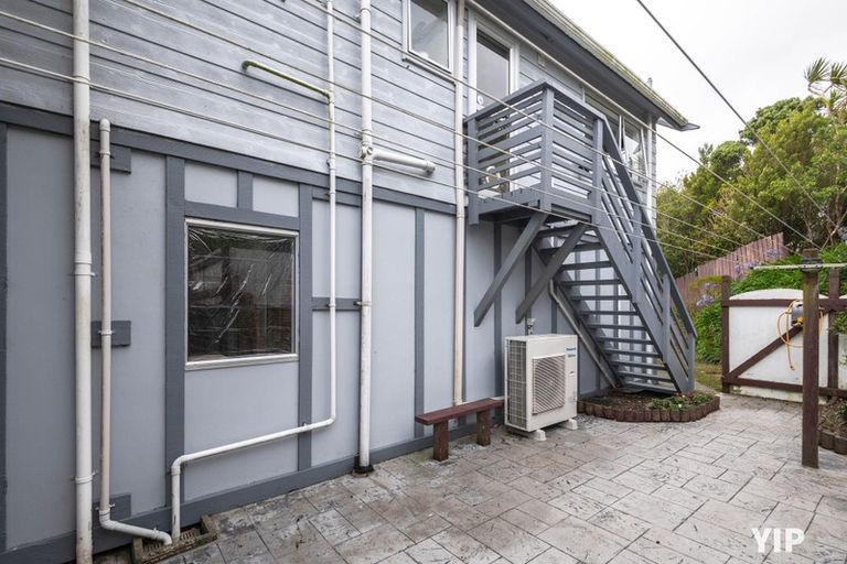 Photo of property in 52 Colchester Crescent, Newlands, Wellington, 6037