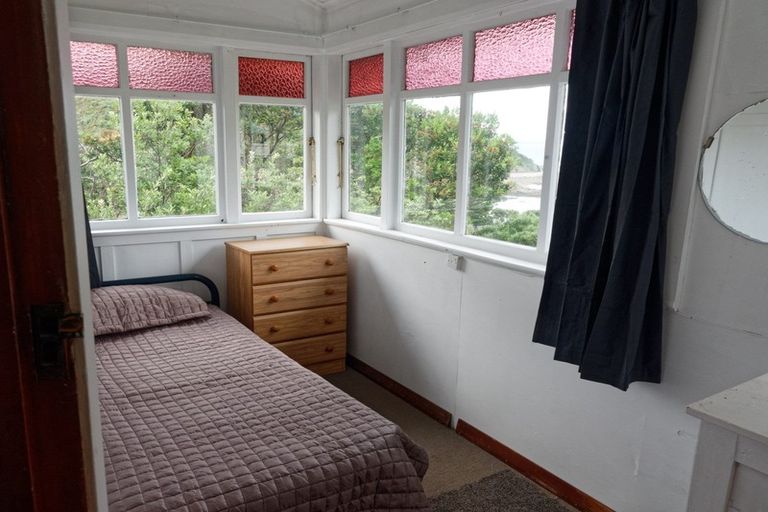 Photo of property in 26 Cave Road, Houghton Bay, Wellington, 6023