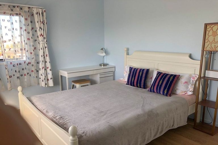 Photo of property in 2/6 Currey Crescent, Milford, Auckland, 0620