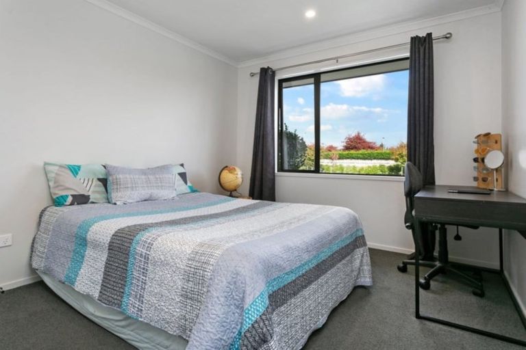 Photo of property in 28 Lilac Close, Cambridge, 3434