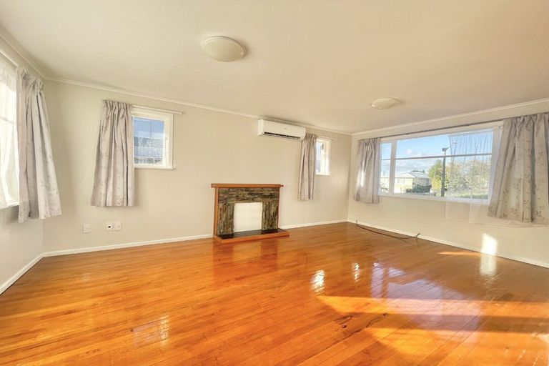 Photo of property in 24 Trojan Crescent, New Lynn, Auckland, 0600