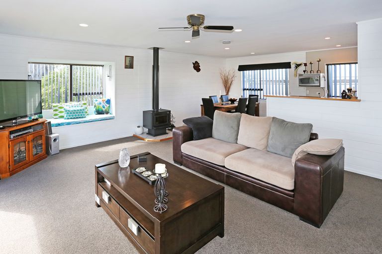 Photo of property in 16 Thorn Road, Tuakau, 2121