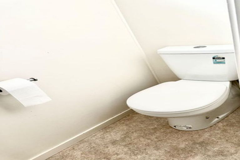 Photo of property in 2/35 Knightsbridge Drive, Forrest Hill, Auckland, 0620