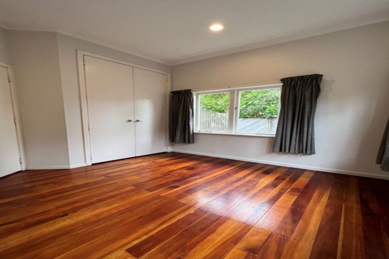 Photo of property in 2/160 East Coast Road, Forrest Hill, Auckland, 0620