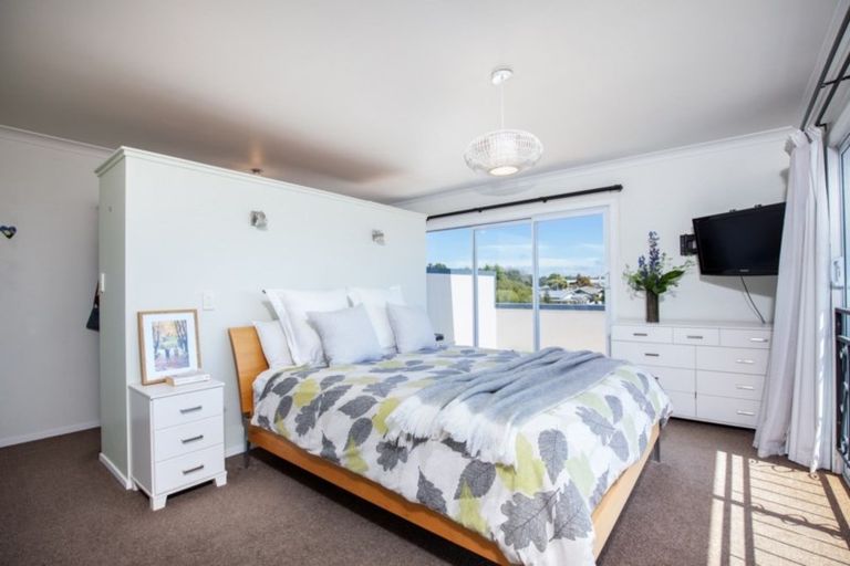 Photo of property in 10 Strandon Place, Strandon, New Plymouth, 4312