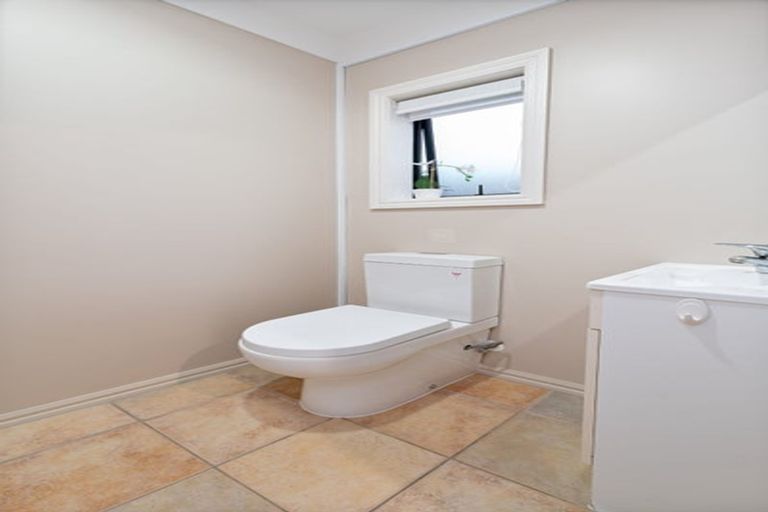 Photo of property in 30 South Kensington Way, Henderson, Auckland, 0612