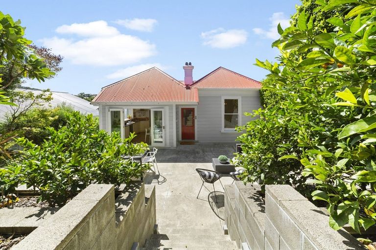 Photo of property in 5 Farm Road, Northland, Wellington, 6012