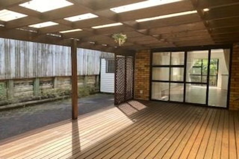 Photo of property in 1 Spears Place, Botany Downs, Auckland, 2010