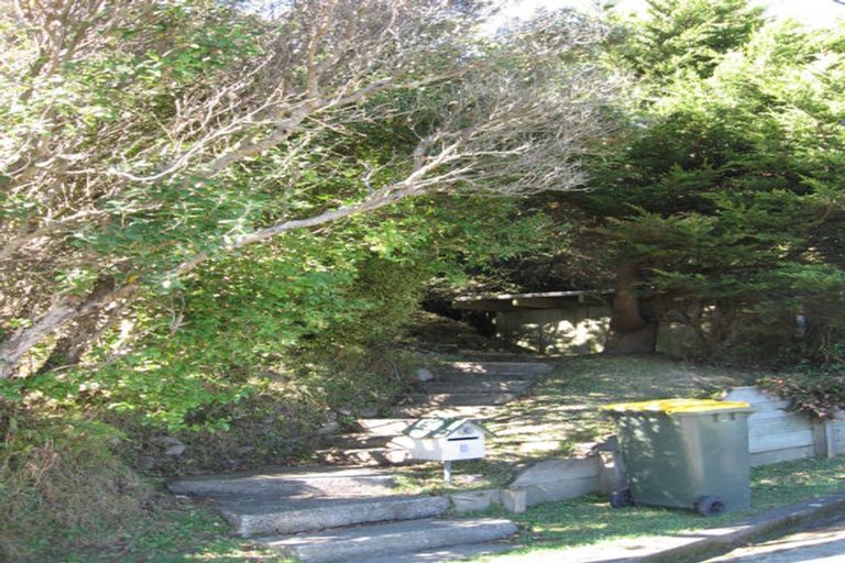 Photo of property in 11 Wakely Road, Newlands, Wellington, 6037