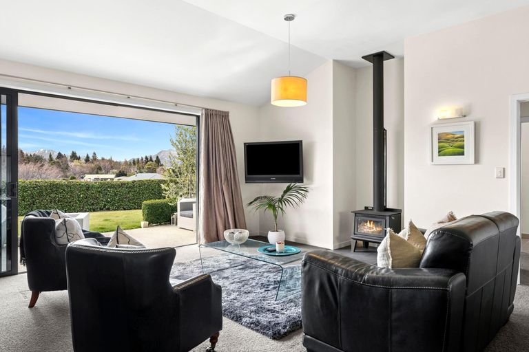 Photo of property in 4 Daniels Terrace, Wanaka, 9305