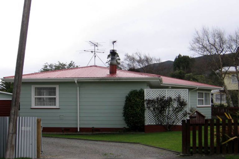 Photo of property in 4 Skipage Grove, Featherston, 5710