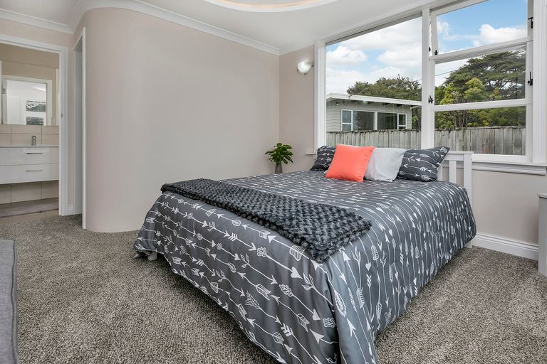 Photo of property in 1084 Scenic Drive North, Swanson, Auckland, 0816