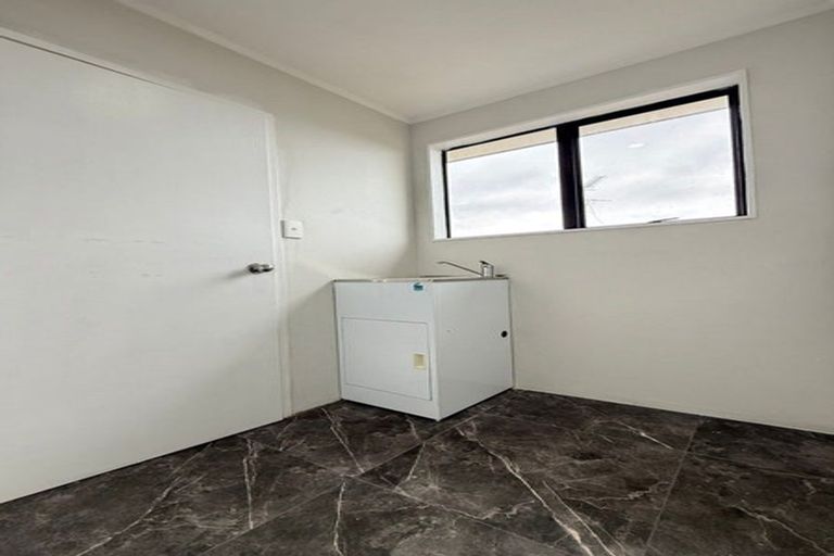 Photo of property in 1/4 Eulogy Place, Randwick Park, Auckland, 2105