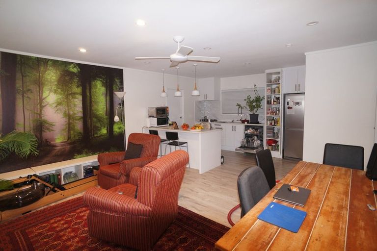 Photo of property in 2/4210a Great North Road, Glendene, Auckland, 0602