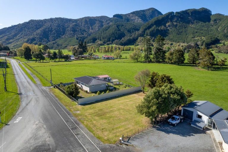 Photo of property in 136 Waller Street, Murchison, 7007