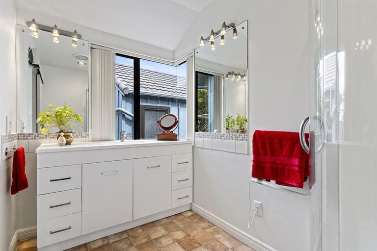 Photo of property in 8 Landsberg Way, Windsor Park, Auckland, 0632