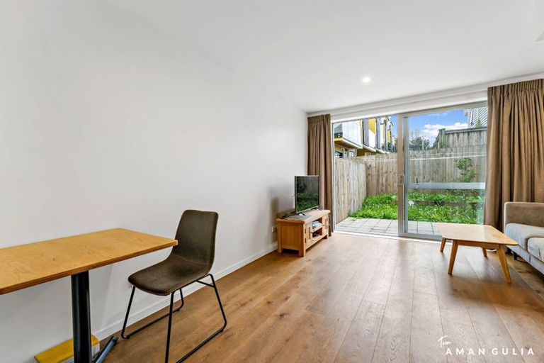Photo of property in 15 Helen Jenepher Lane, Mount Wellington, Auckland, 1062