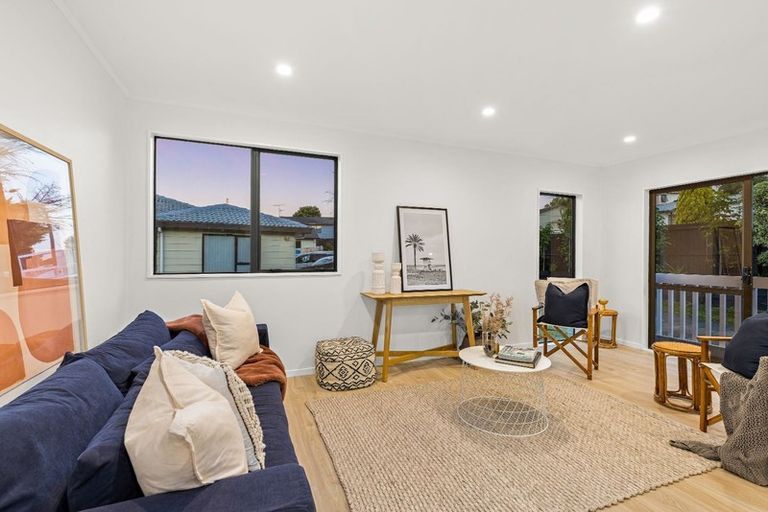 Photo of property in 11 Halloran Place, Massey, Auckland, 0614