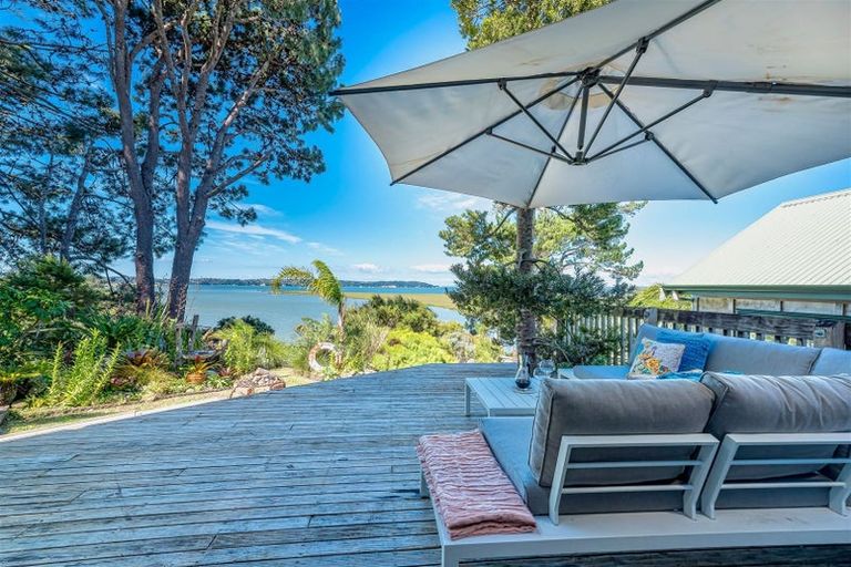 Photo of property in 215 West Harbour Drive, West Harbour, Auckland, 0618