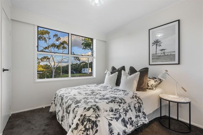 Photo of property in 2/307 Wairau Road, Totara Vale, Auckland, 0627