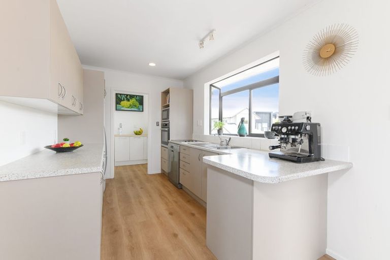 Photo of property in 33 Dawnhaven Drive, Te Atatu Peninsula, Auckland, 0610