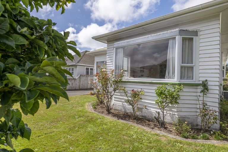 Photo of property in 16 Cambridge Street, Tawa, Wellington, 5028