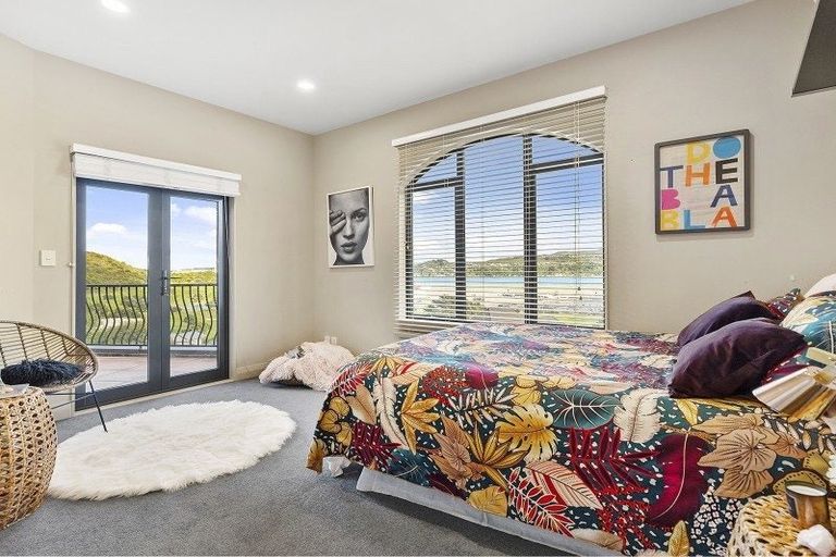 Photo of property in 5 Bunker Way, Strathmore Park, Wellington, 6022