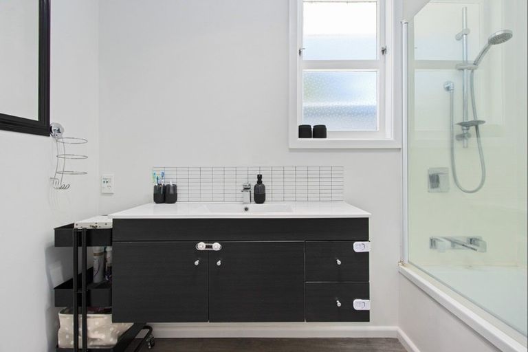 Photo of property in 17 Gardiner Place, Havelock North, 4130