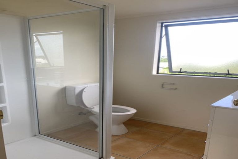 Photo of property in 3/172 Chivalry Road, Glenfield, Auckland, 0629