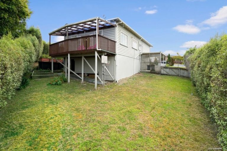 Photo of property in 17 Worthington Place, West Harbour, Auckland, 0618