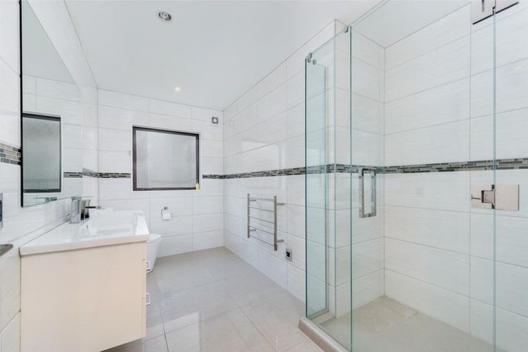 Photo of property in 21 Midhurst Avenue, Henderson, Auckland, 0612