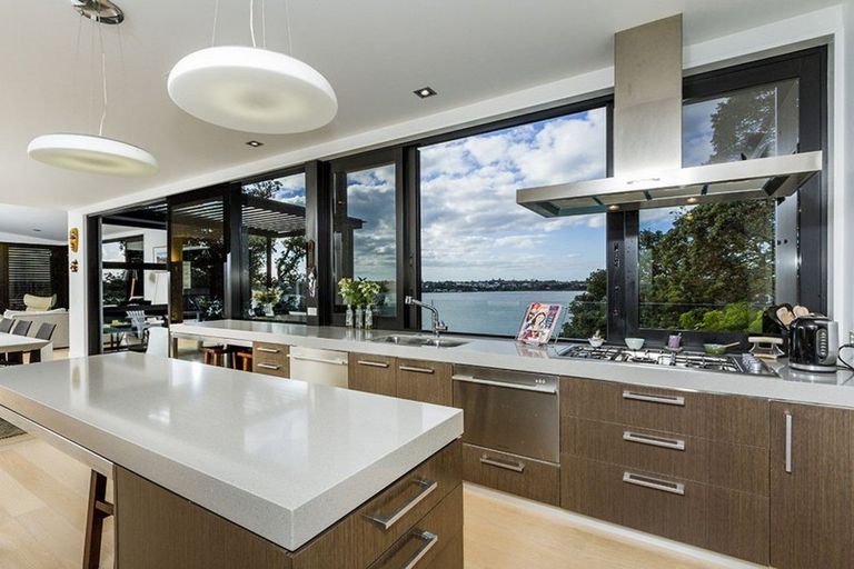 Photo of property in 10a First Avenue, Stanley Point, Auckland, 0624