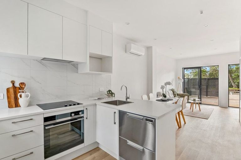 Photo of property in 19 Meg Lane, Glen Eden, 0602