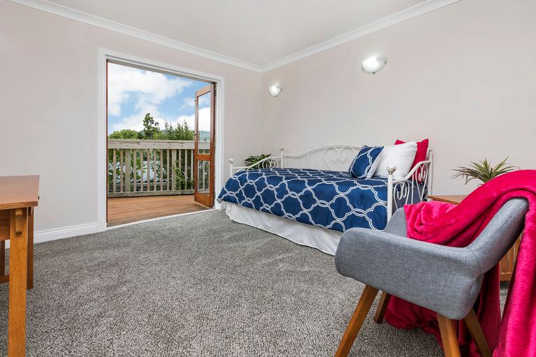 Photo of property in 1084 Scenic Drive North, Swanson, Auckland, 0816