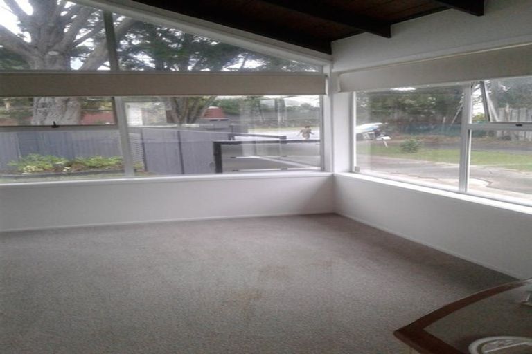 Photo of property in 1/307 Wairau Road, Totara Vale, Auckland, 0627