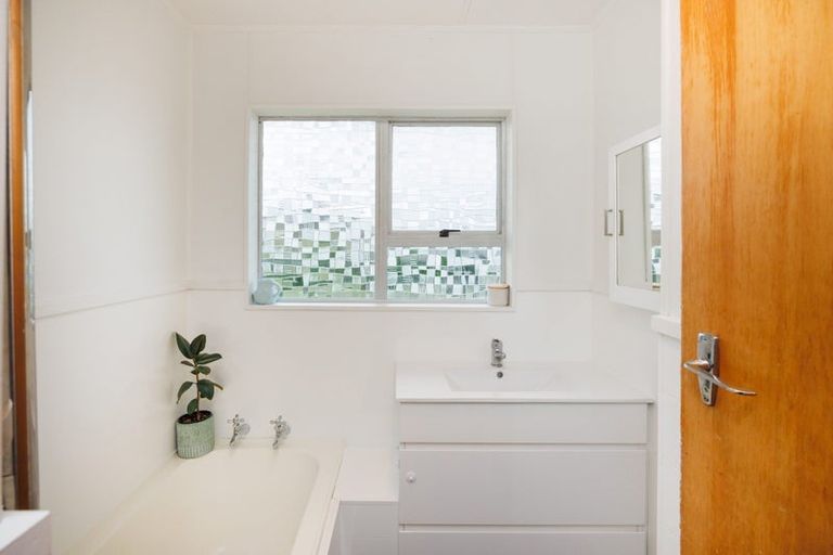 Photo of property in 6 Rennie Avenue, Milson, Palmerston North, 4414