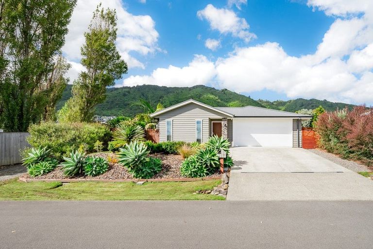 Photo of property in 10 Mahia Lane, Waikanae, 5036