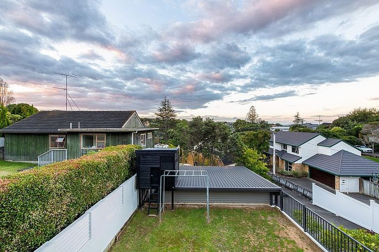 Photo of property in 18 Beulah Avenue, Rothesay Bay, Auckland, 0630