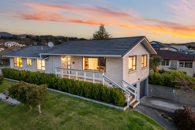 Photo of property in 32 Clearwater Terrace, Brown Owl, Upper Hutt, 5018